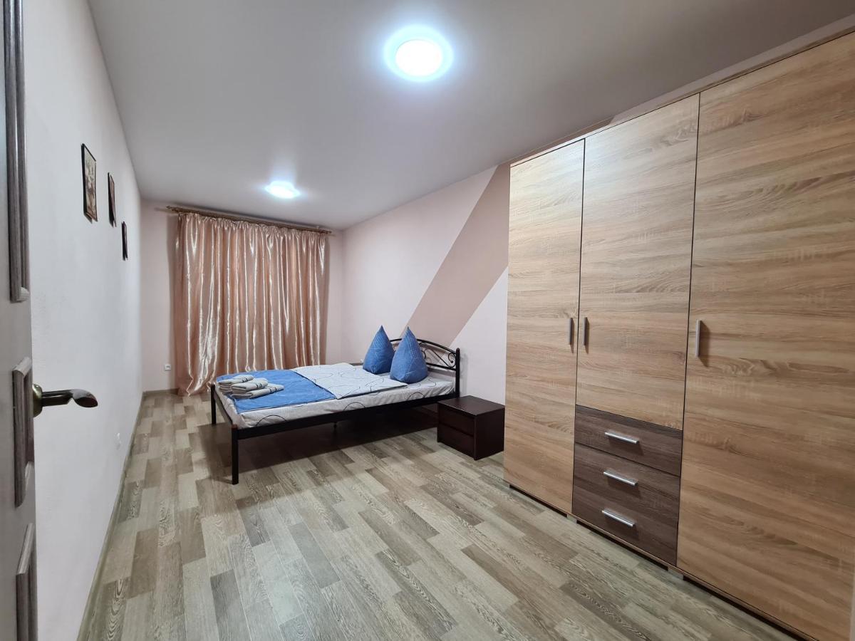 3-Room Apartment Near Inturist On Sobornyi Avenue 156, By Grandhome Zaporizhia Buitenkant foto